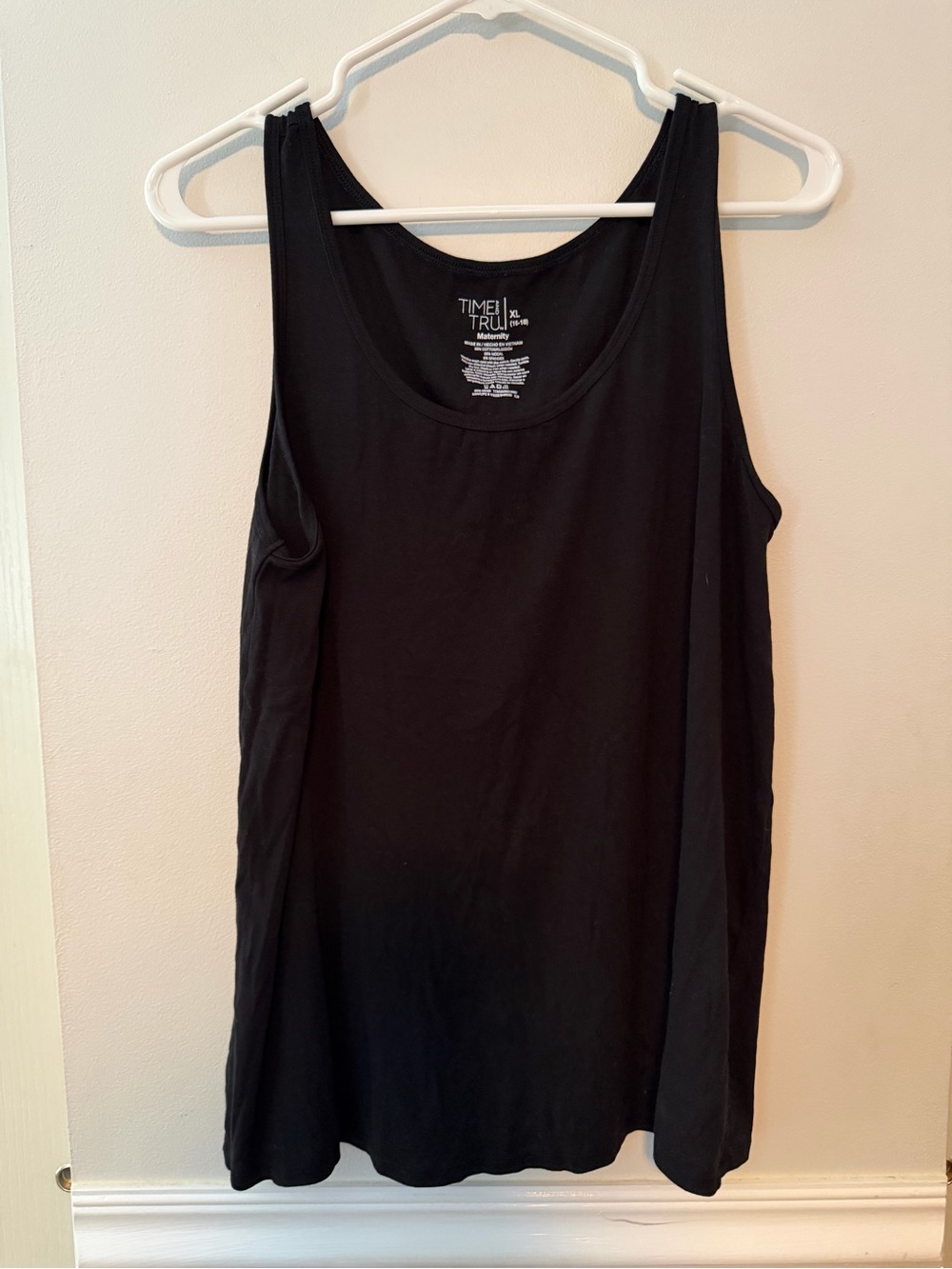 Time and Tru Women's Black Scoop Neck Tank